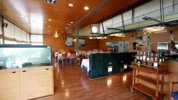 Se sirven almuerzos y cenas, cocina mediterránea