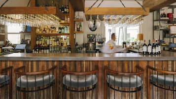 Lunch and dinner served, Italian cuisine