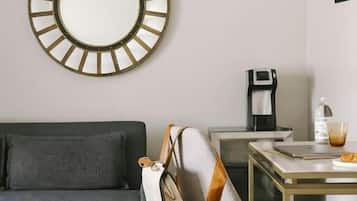 Deluxe Room | Living area | 42-inch flat-screen TV with digital channels, TV