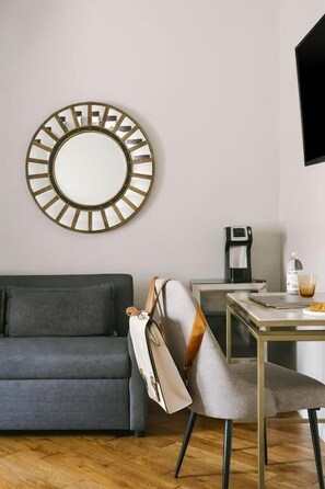 Habitación Deluxe | Zona de estar | Televisión de pantalla plana de 42 pulgadas con canales digitales