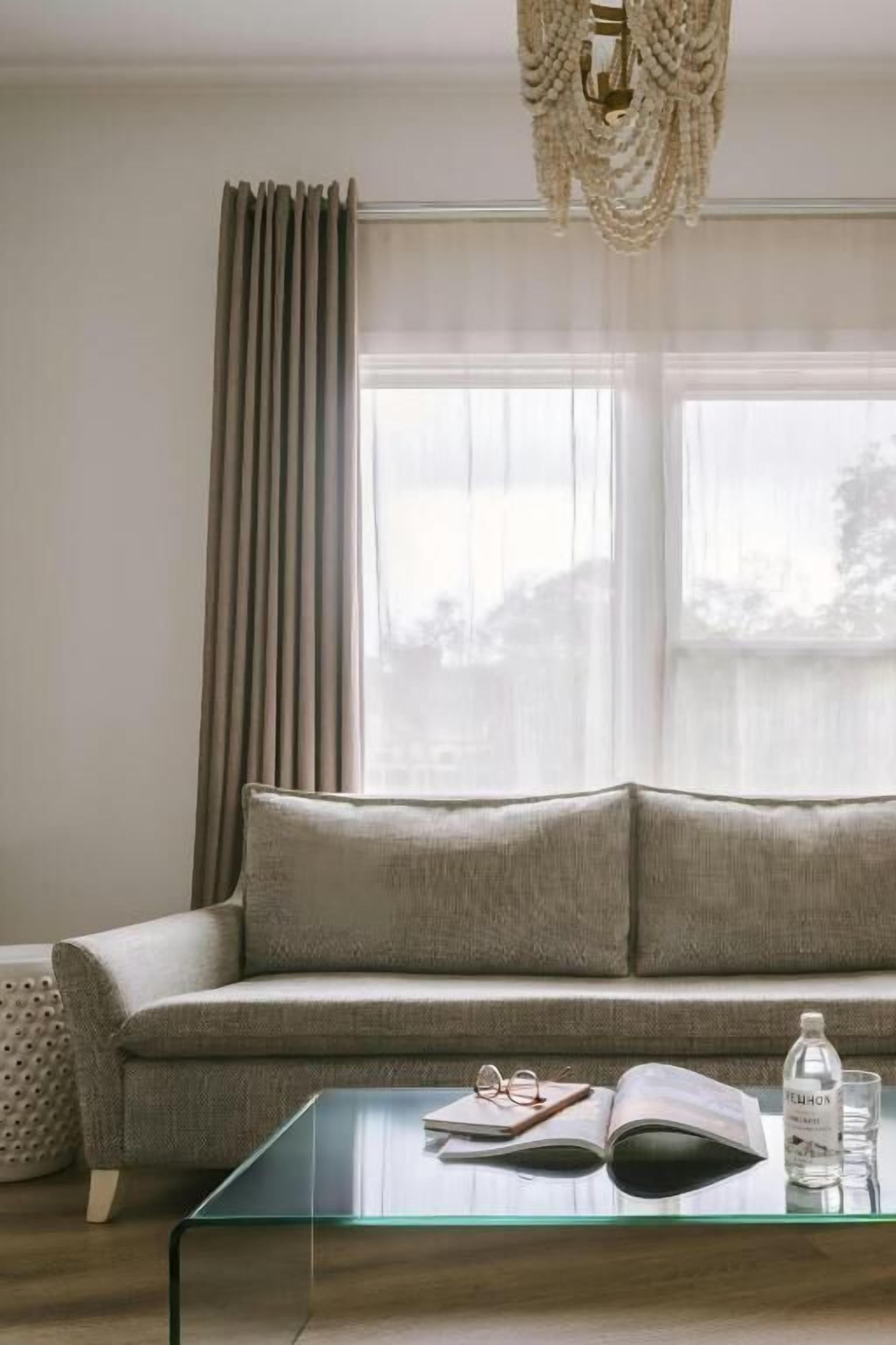 Suite Deluxe | Area soggiorno | TV a schermo piatto 42 pollici con canali digitali, TV