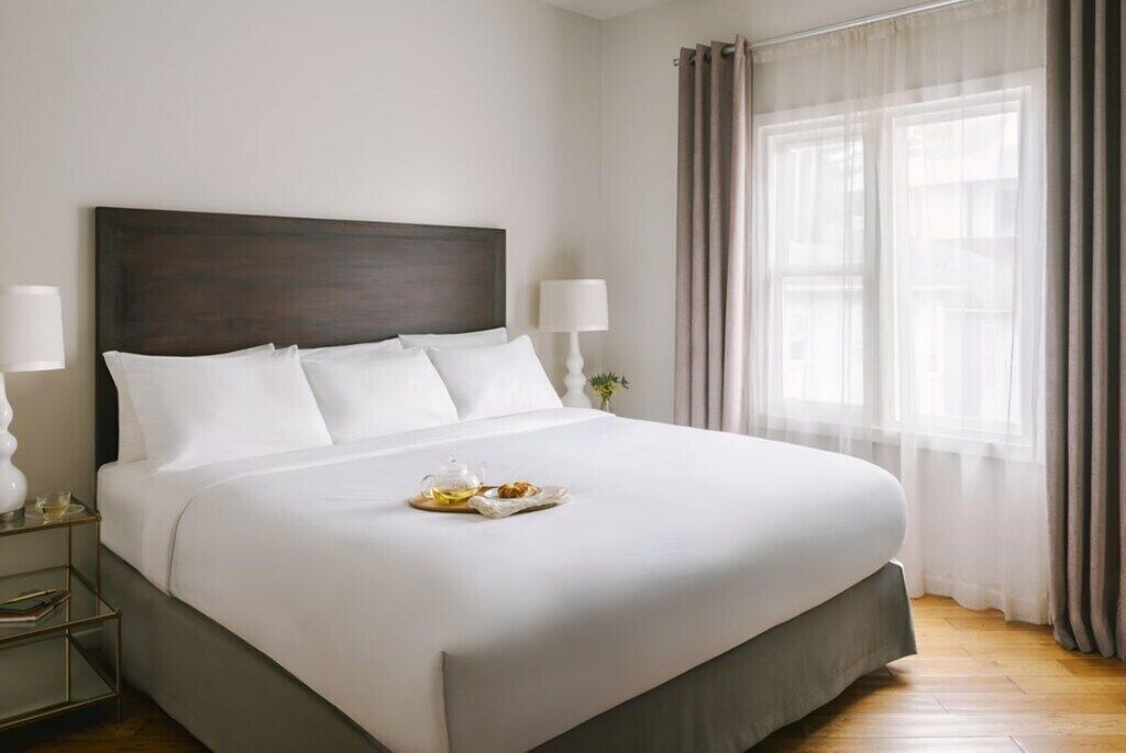 Habitación Deluxe | Ropa de cama de alta calidad y mobiliario individual