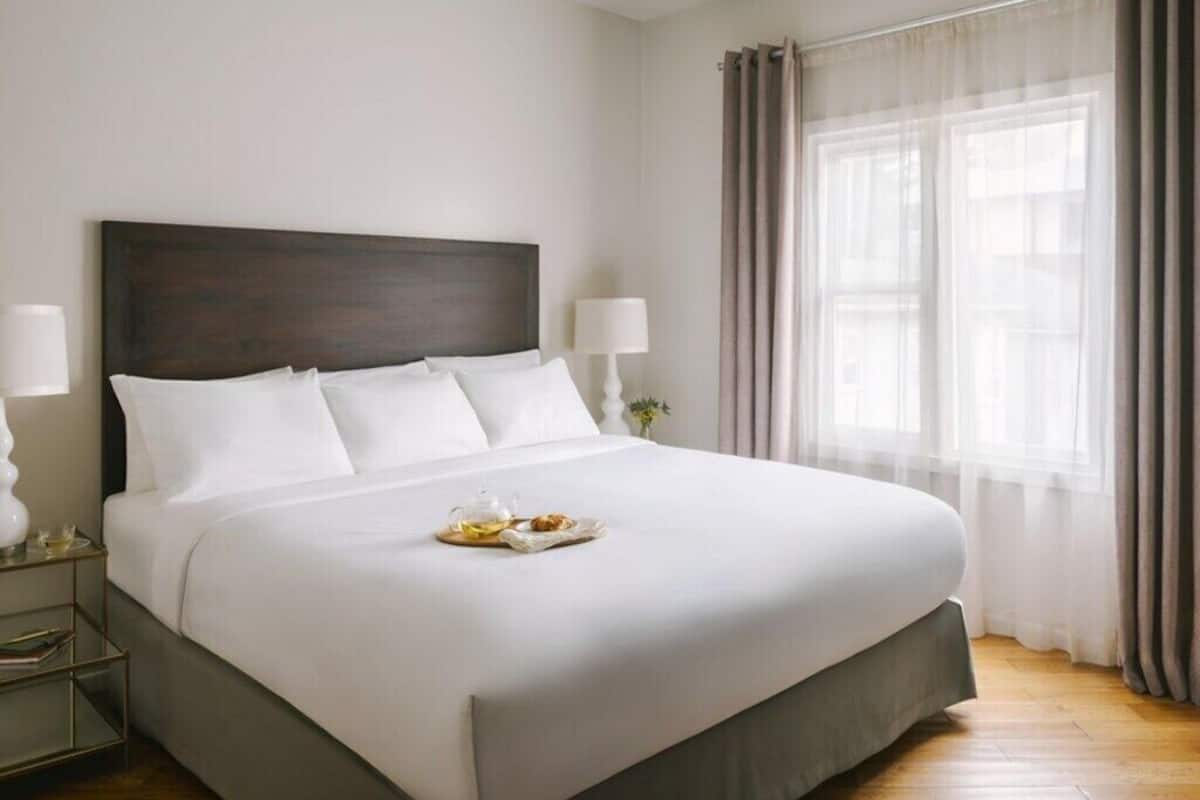 Habitación Deluxe | Ropa de cama de alta calidad y mobiliario individual