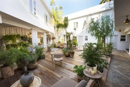Courtyard. Hotel Beverly Terrace - Beverly Hills/West Hollywood