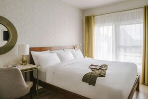 Deluxe Room, 1 King Bed | Premium bedding, individually furnished, laptop workspace