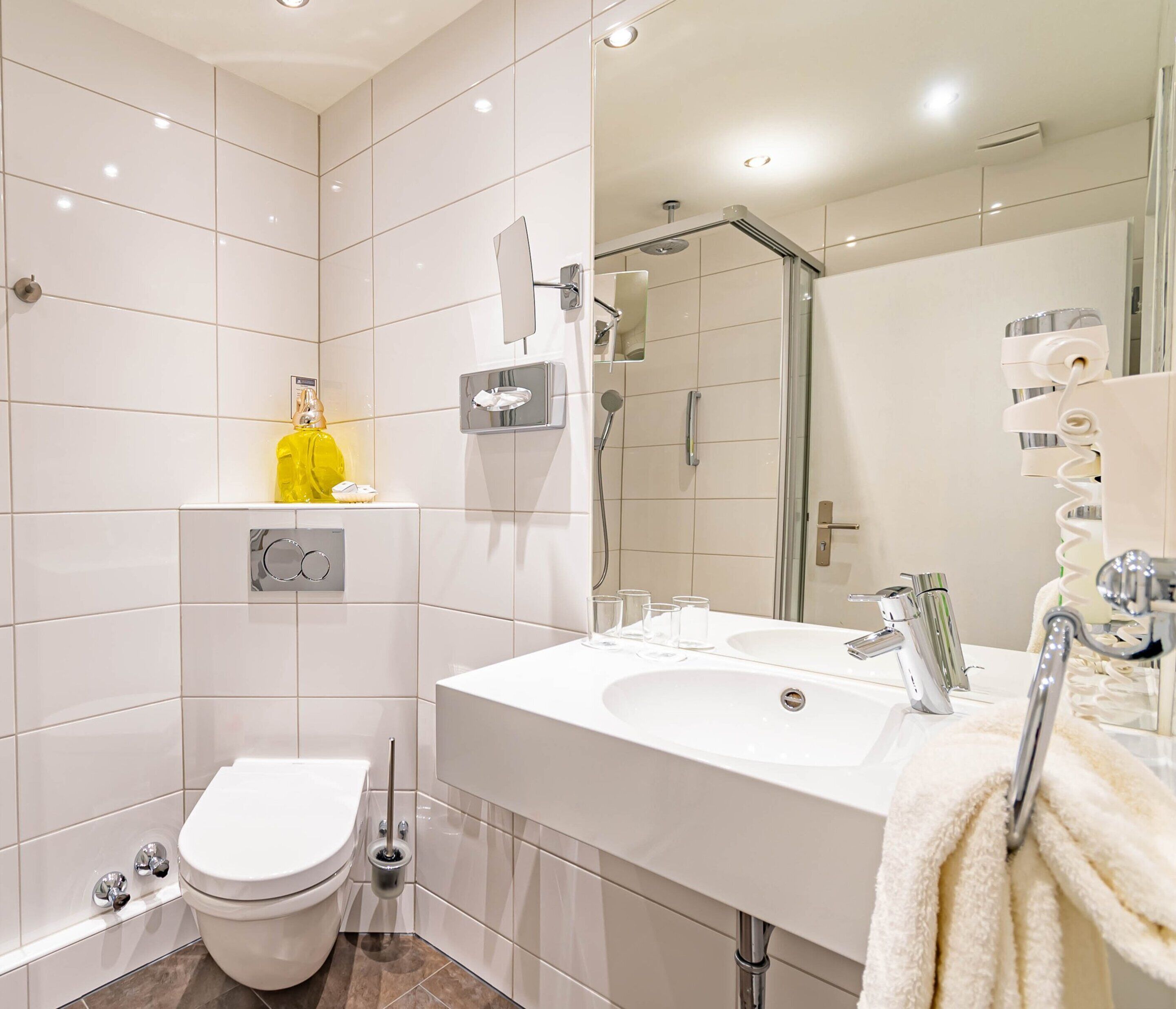 comfort double room single use, garden view | bathroom | shower, hair dryer, towels