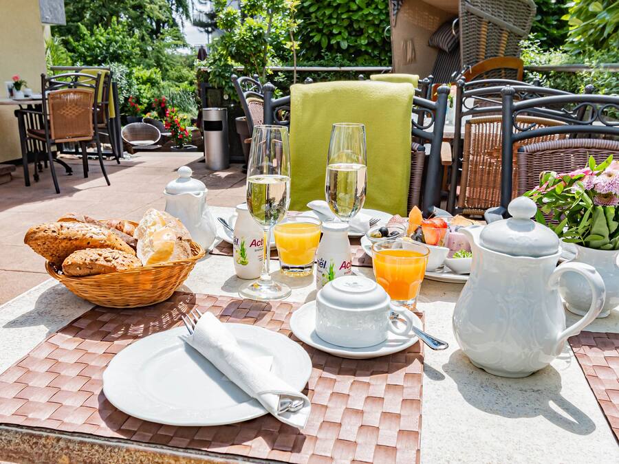 Tägliches Frühstücksbuffet (18 EUR pro Person)