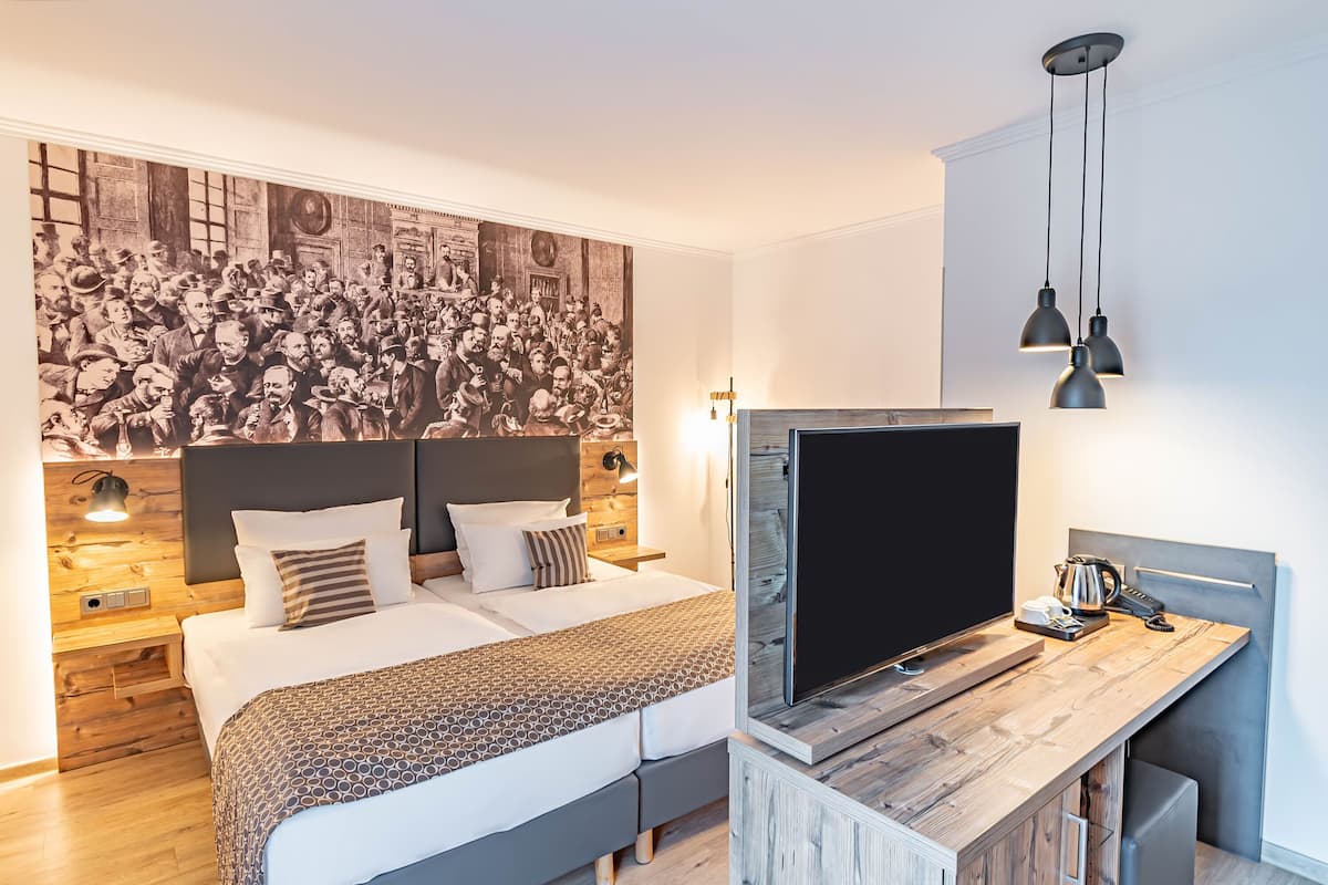 Suíte júnior, sacada, vista para o jardim | Frigobar, cofres nos quartos, escrivaninha, quartos à prova de som