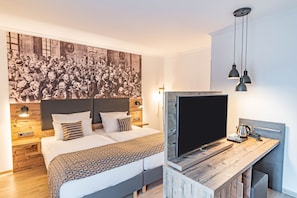 Suite Junior, balkon, pemandangan kebun | Minibar, brankas, meja kerja, dan kedap suara