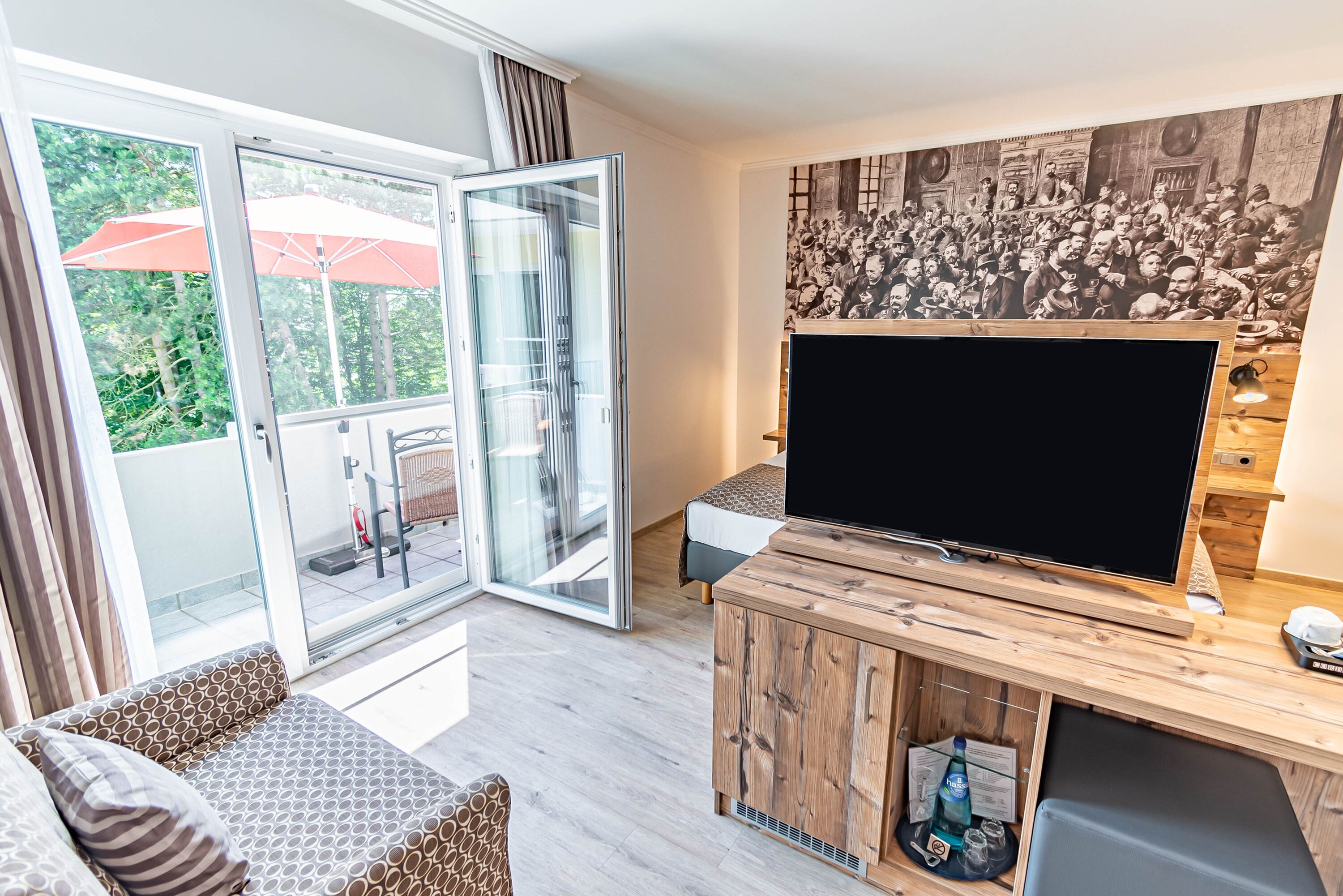 Junior-Suite, Balkon, Gartenblick | Minibar, Zimmersafe, Schreibtisch, schallisolierte Zimmer