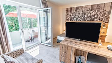 Junior-Suite, Balkon, Gartenblick | Minibar, Zimmersafe, Schreibtisch, schallisolierte Zimmer