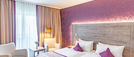 Minibar, safe på rommet, skrivebord og lydisolert