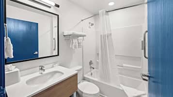 Đồ dùng nhà tắm miễn phí, máy sấy tóc, khăn tắm