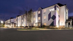 Ein Hotel im modernen Design, mit einem gut sichtbaren 'Spark'-Schild an der Fassade.