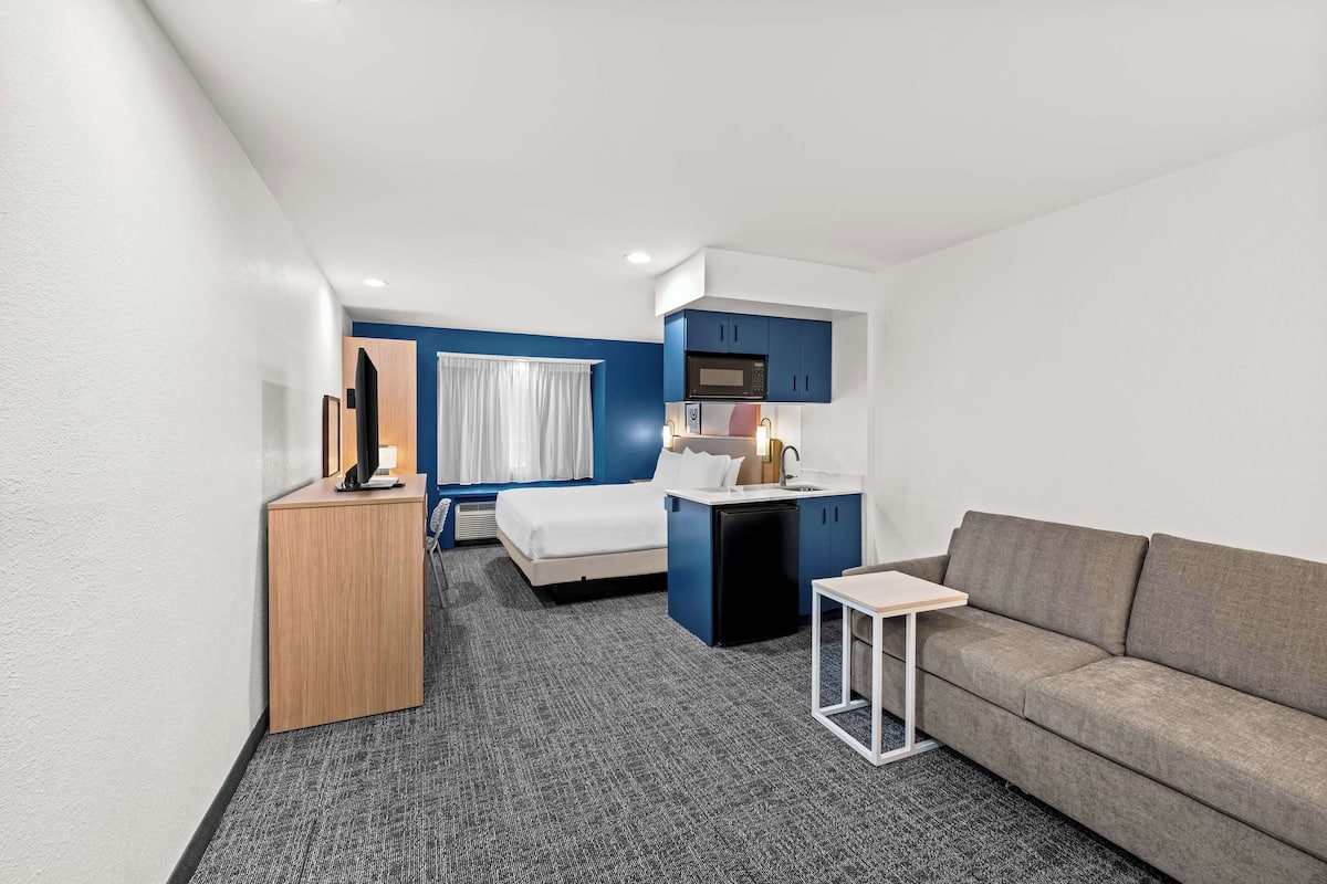 Studio, 1 King Bed | Desk, blackout drapes, iron/ironing board, free WiFi