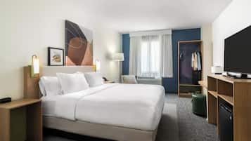 Escritorio, cortinas blackout y tabla de planchar con plancha