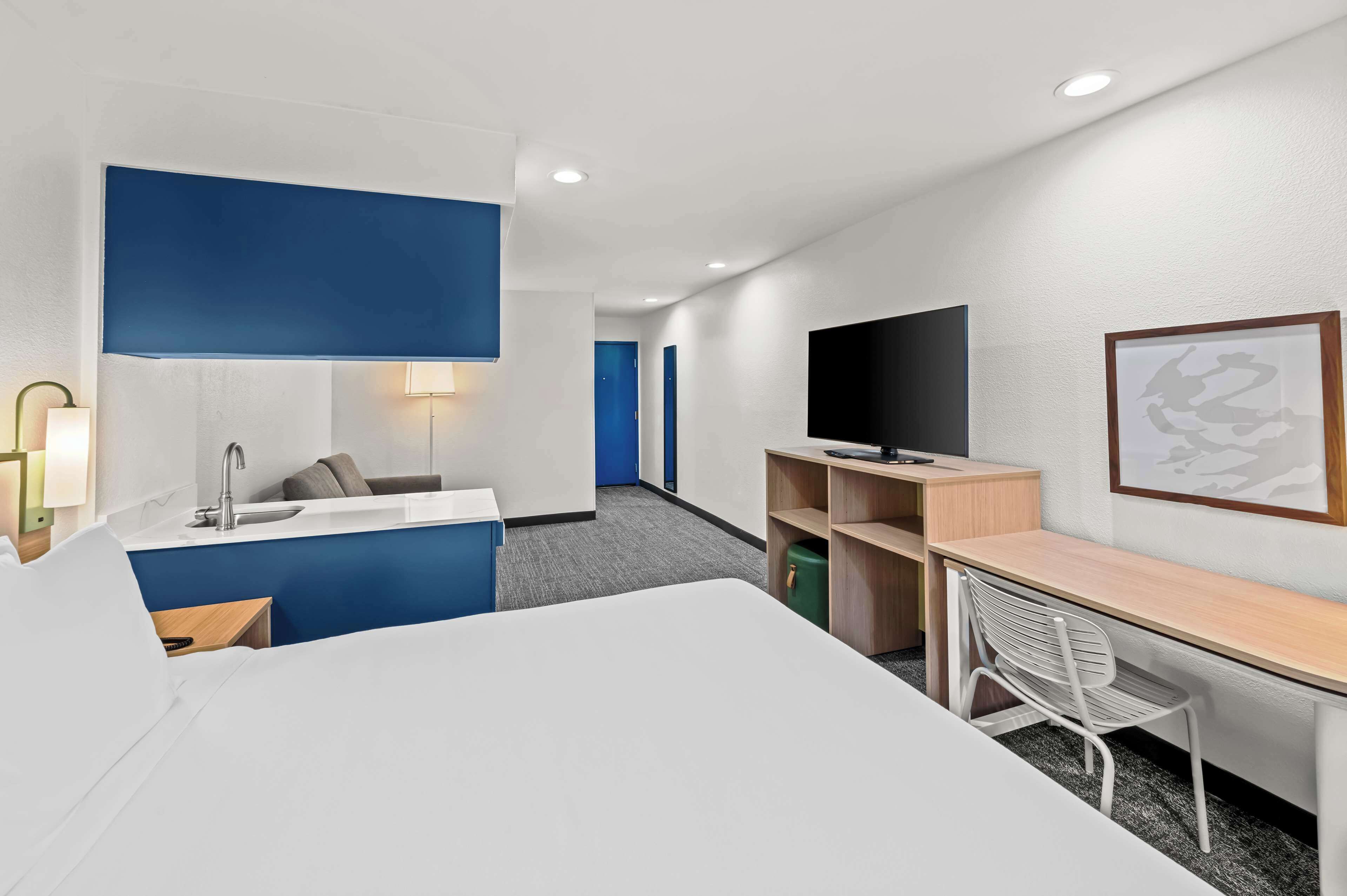 studio, 1 king bed | desk, blackout curtains, iron/ironing board, free wifi