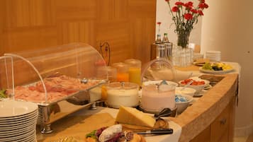 TĂ€gliches kontinentales FrĂŒhstĂŒck (10 EUR pro Person)