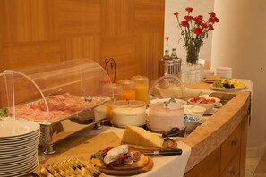 Daily continental breakfast (EUR 10 per person)