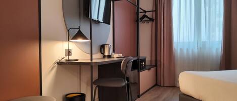 Comfort Room, 1 King Bed, Non Smoking (Converts to 2 Twin Beds) | Down comforters, memory foam beds, minibar, in-room safe