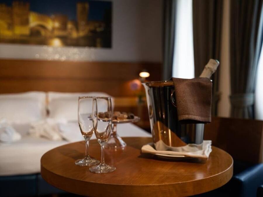 Kamar Double Eksekutif untuk 1 Orang | Selimut bulu angsa, busa memori, minibar, dan brankas