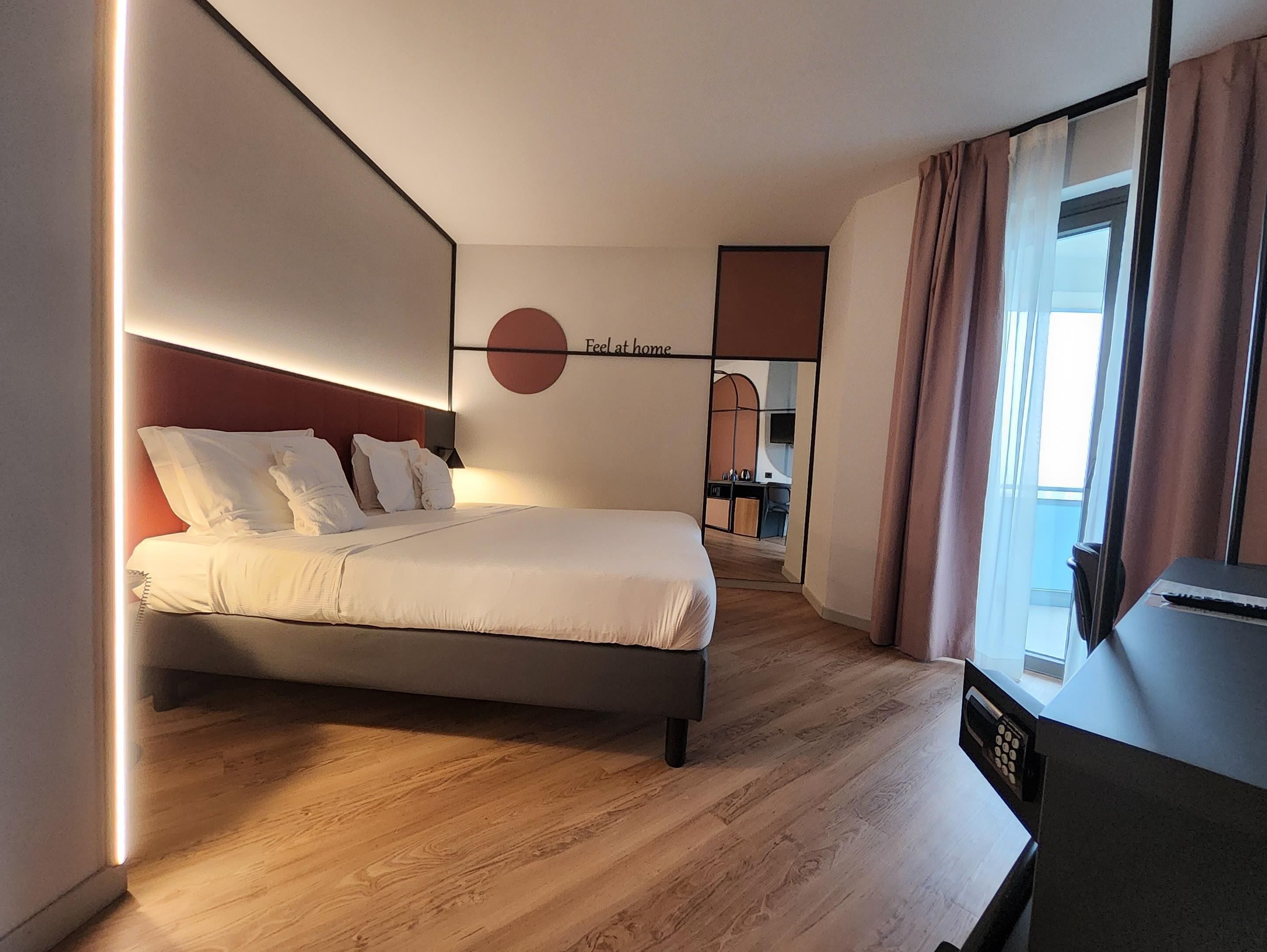 Habitación superior, 1 cama de matrimonio grande, no fumadores, balcón (Converts to 2 Twin Beds) | Edredones de plumas, colchones viscoelásticos, minibar y caja fuerte