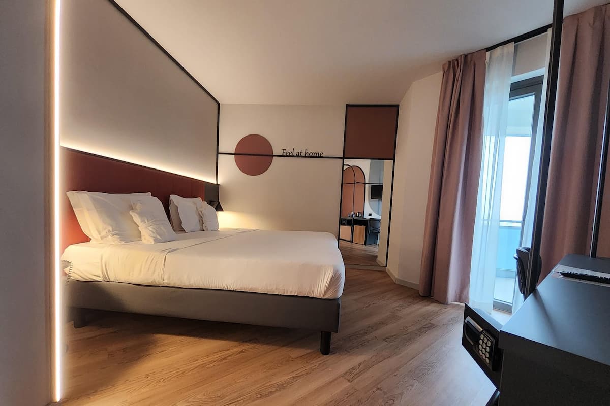 Superior Room, 1 King Bed, Non Smoking, Balcony (Converts to 2 Twin Beds) | Down comforters, memory foam beds, minibar, in-room safe