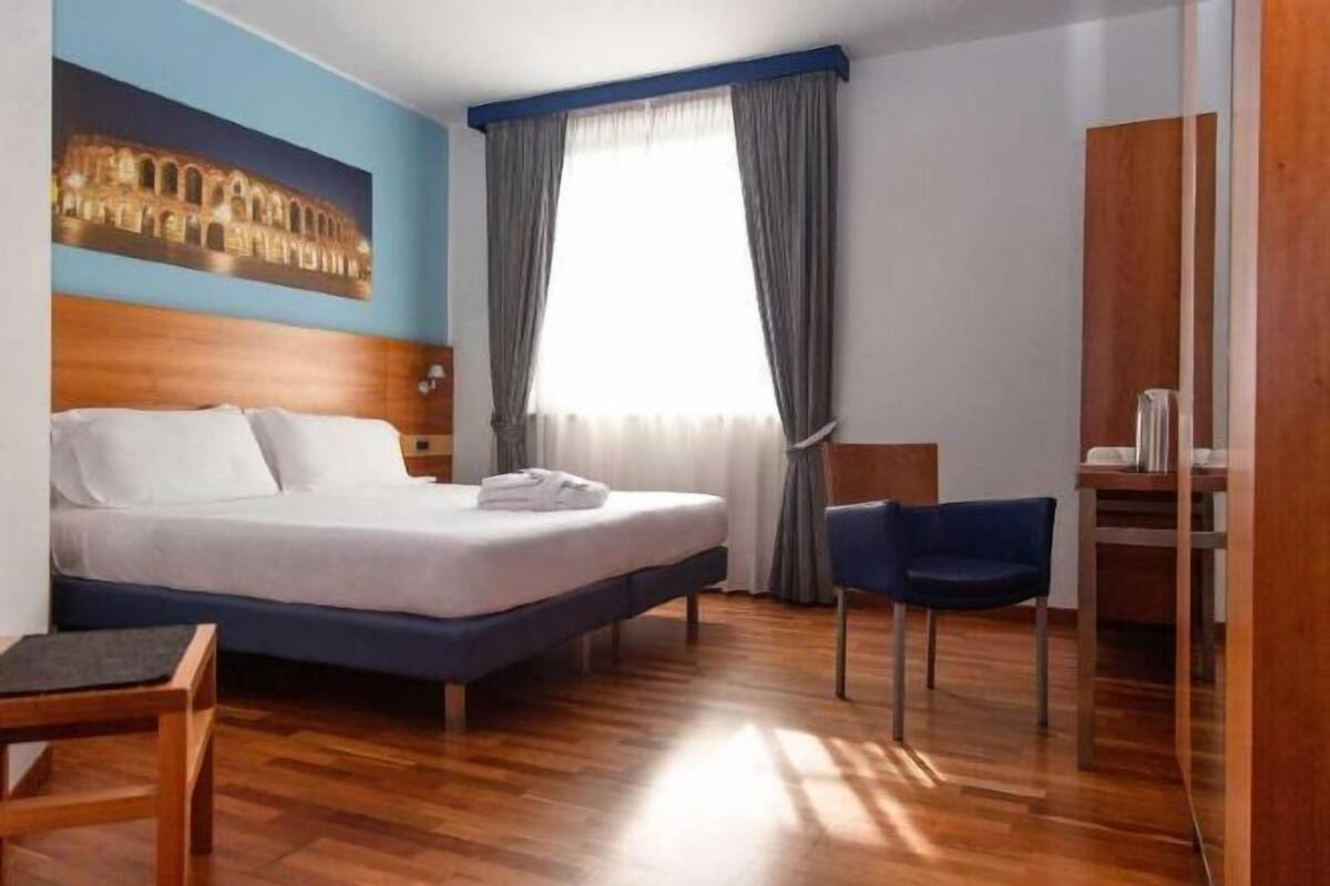 Couette en duvet d'oie, matelas mémoire de forme, minibar