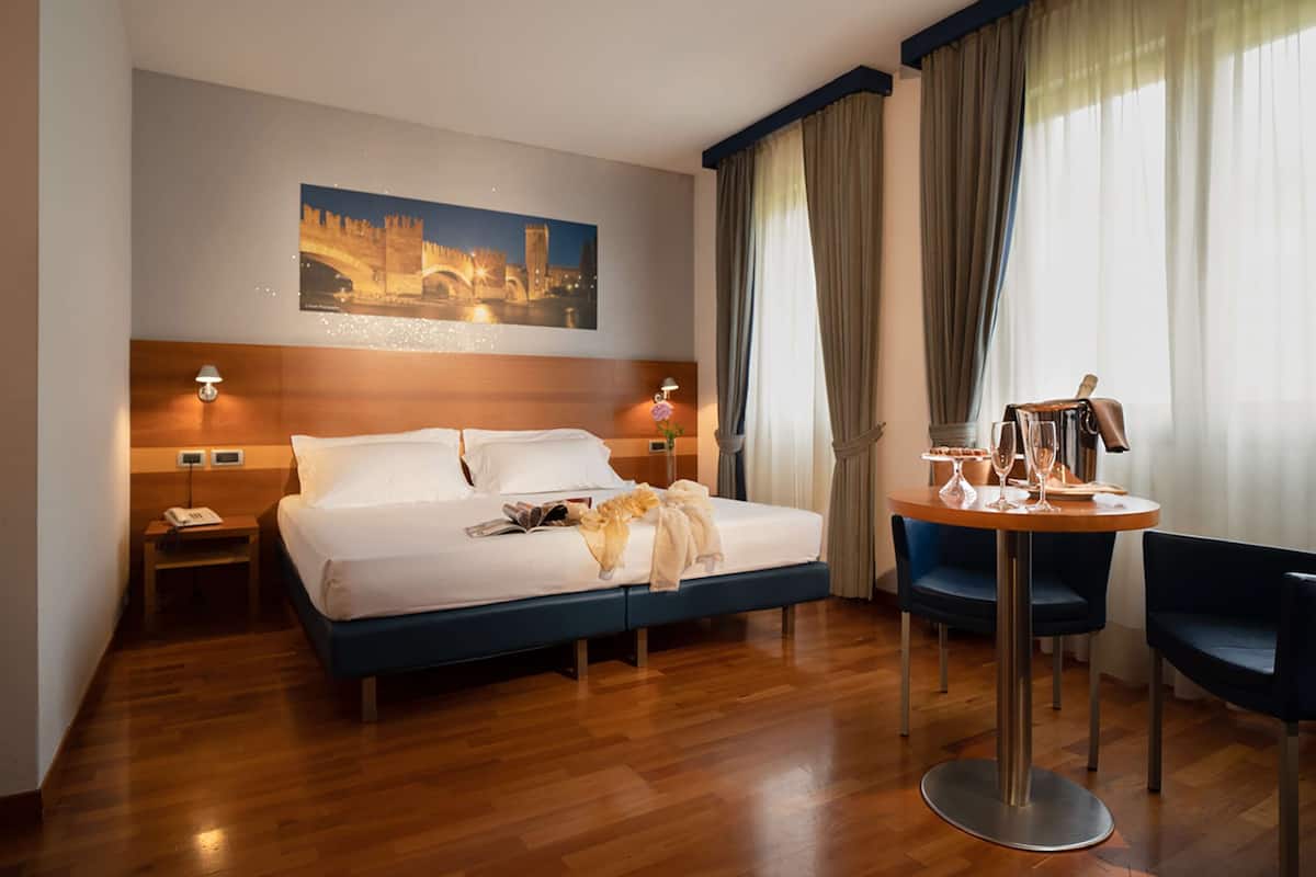 Daunenbettdecken, Betten mit Memory-Foam-Matratzen, Minibar, Zimmersafe