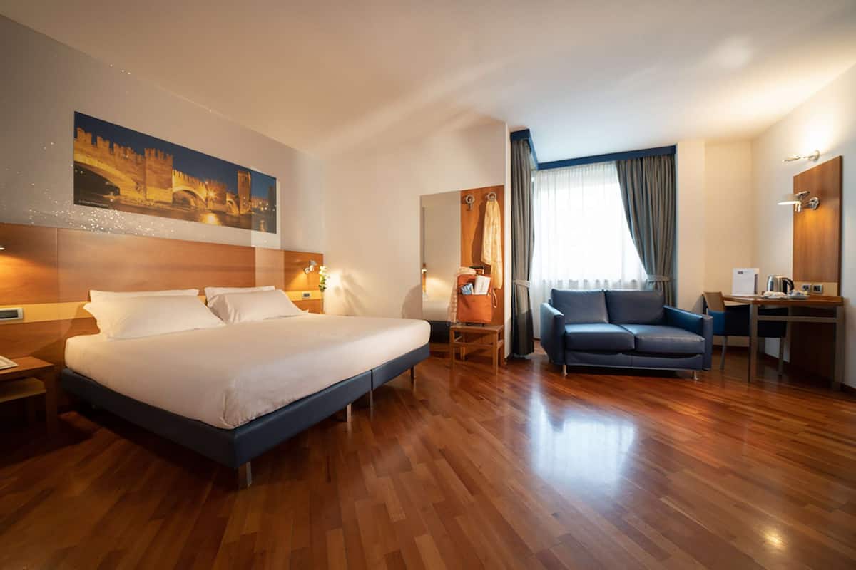Daunenbettdecken, Betten mit Memory-Foam-Matratzen, Minibar, Zimmersafe