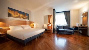 羽绒被、记忆海绵床垫、迷你吧、客房内保险箱