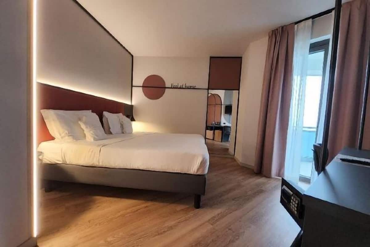 Down duvets, memory-foam beds, minibar, in-room safe