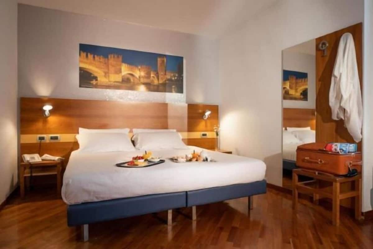 Daunenbettdecken, Betten mit Memory-Foam-Matratzen, Minibar, Zimmersafe