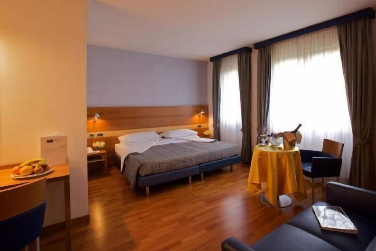 Daunenbettdecken, Betten mit Memory-Foam-Matratzen, Minibar, Zimmersafe