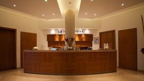 A hotel reception area with a wooden reception desk, a large pillar, and a sign that reads "HV HOFIERA". - Best Western Hotel Fiera Verona (Verona)