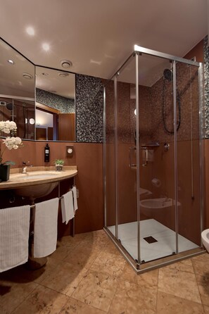Shower, rainfall showerhead, hair dryer, bidet - Best Western Hotel Fiera Verona (Verona)