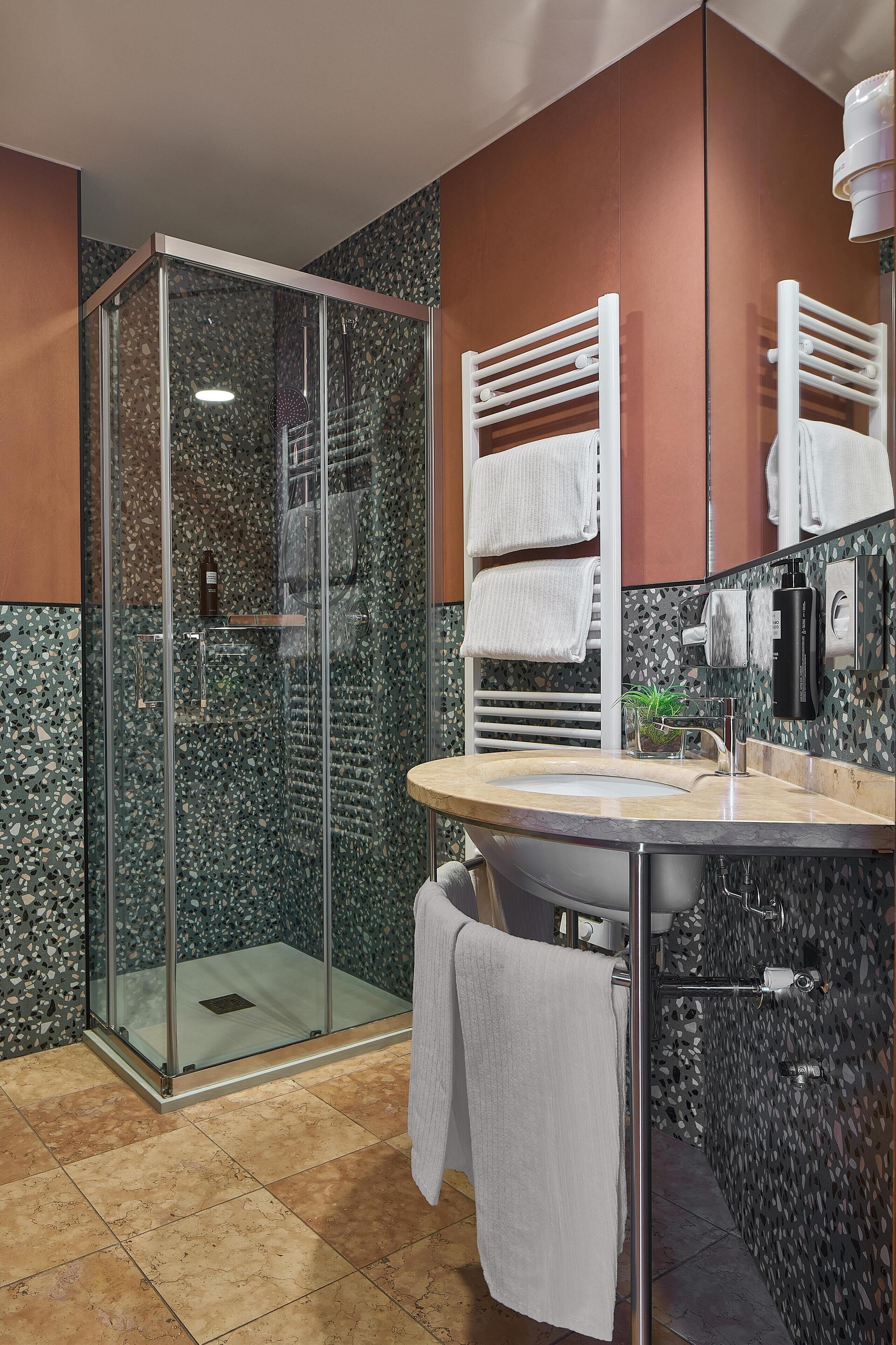 Een douche, een regendouche, een haardroger, een bidet