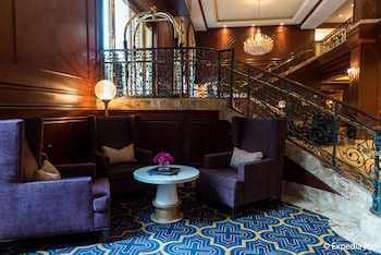 Sitting area in hotel lobby at Omni San Francisco Hotel