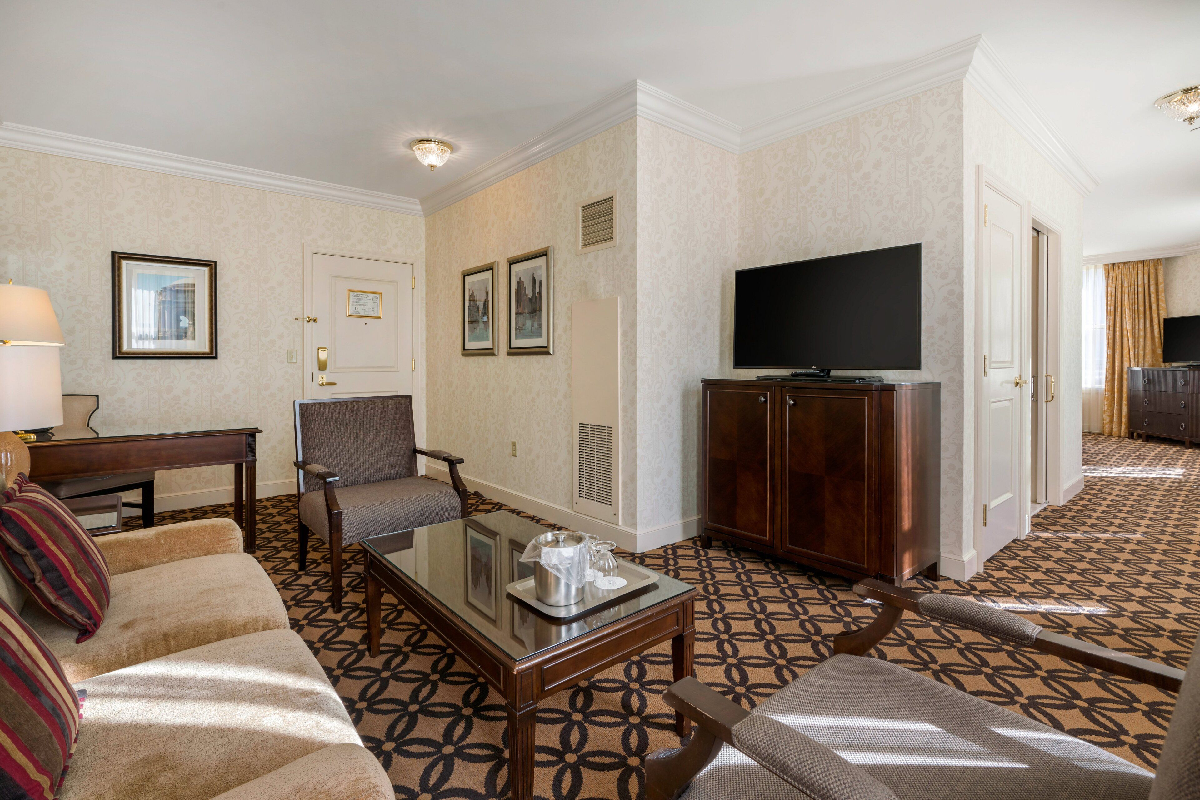 1 bedroom, Egyptian cotton sheets, premium bedding, down duvets