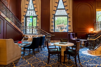 Sitting area in hotel lobby at Omni San Francisco Hotel