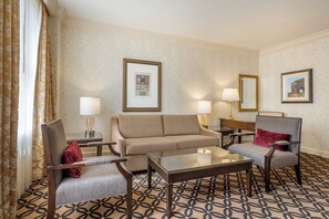 Suite, 1 cama King size (California) | Área de sala de estar | Televisión LED de 49 pulgadas con canales por cable y televisión 