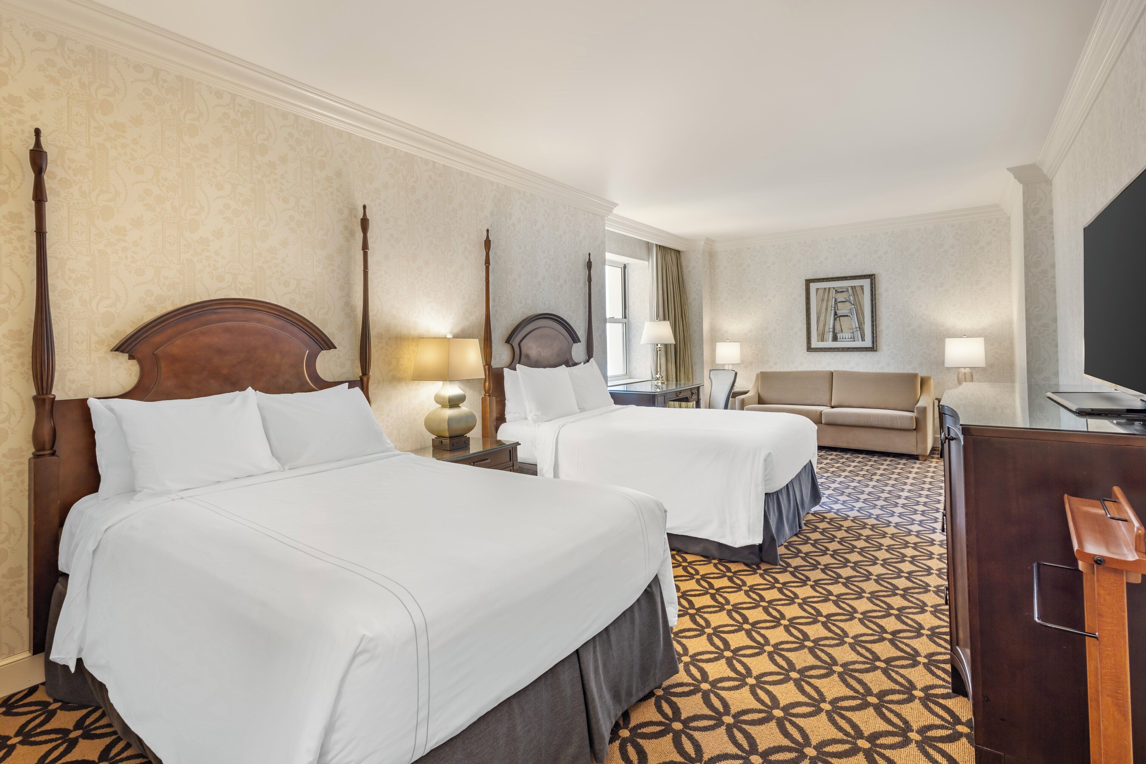 1 bedroom, Egyptian cotton sheets, premium bedding, down comforters