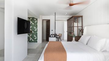 Honeymoon Suite with outdoor Jet Tub Sea View | Minibar, in-room safe, blackout drapes, soundproofing