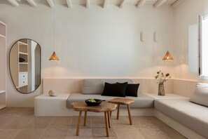 Executive Suite with private pool Court view | Área de sala de estar | Televisión LCD 