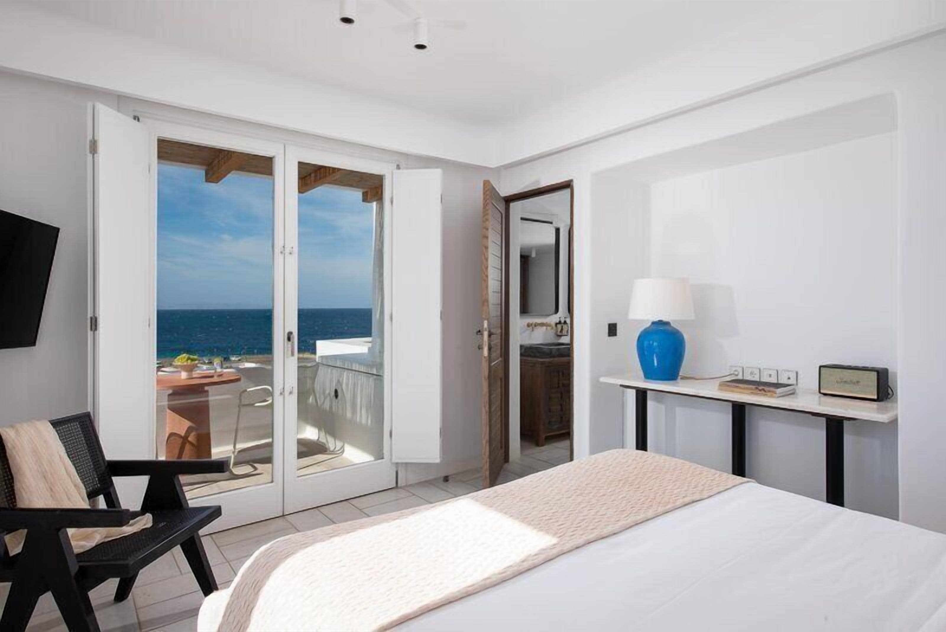 Premium Suite With Outdoor Jet Tub Sea View | Minibaari, tallelokero huoneessa, pimennysverhot, äänieristys