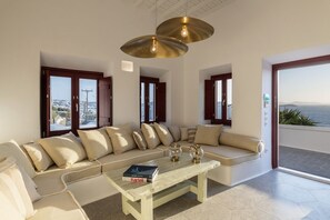 Villa, alberca privada, vista al mar (Zannetina) | Minibar, caja de seguridad en la habitación y decoración personalizada