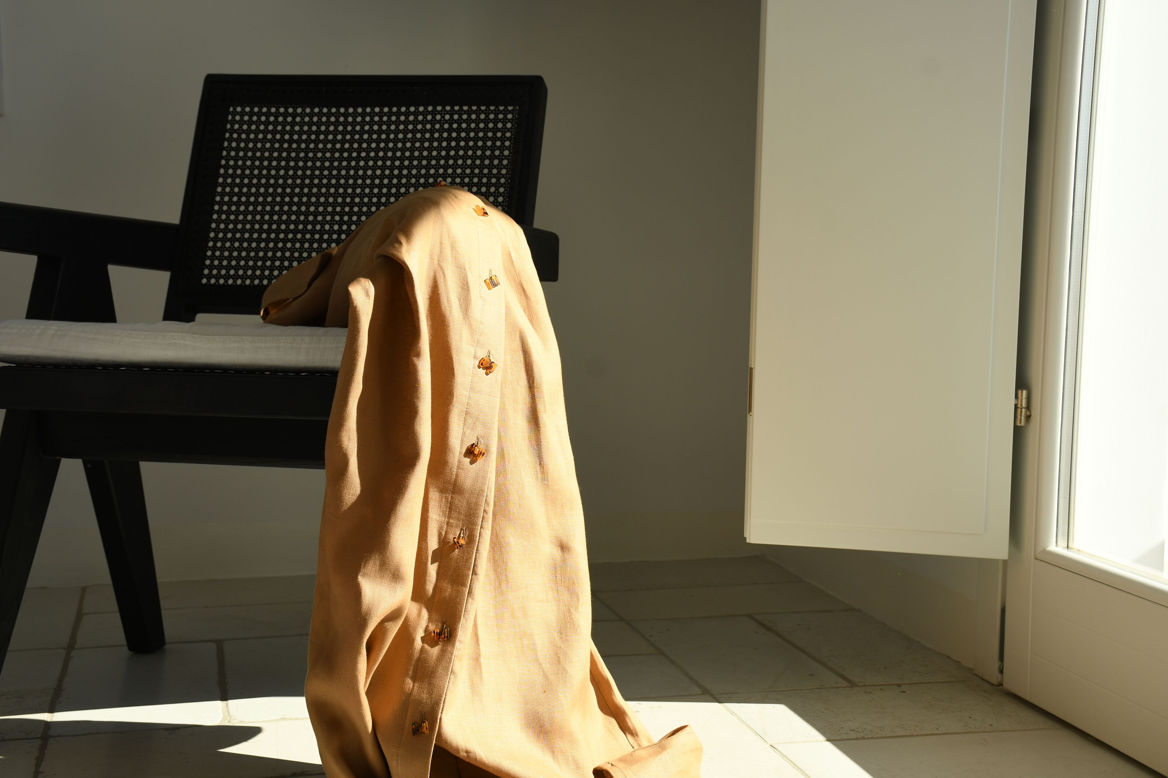 Une pièce avec un banc, une porte et une fenêtre.