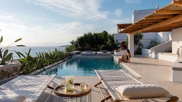 Vila, piscina particular, vista para o mar (Zannetina) | Frigobar, cofres nos quartos, individualmente decorados
