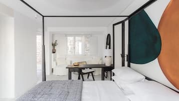 Una habitación de hotel moderna con cama, escritorio y zona de estar.