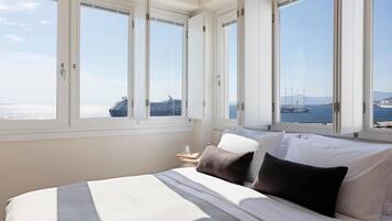 Minibar, caja de seguridad en la habitación y decoración personalizada